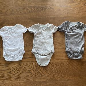 3 pack short sleeve Cloud Island body suits / NB